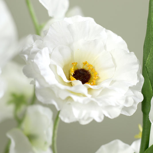 Detailbild einer weißen Blüte vom künstlichen Blumenstrauß Aphrodite’s Garden von Lumisa’s Choice in eleganter Vase.