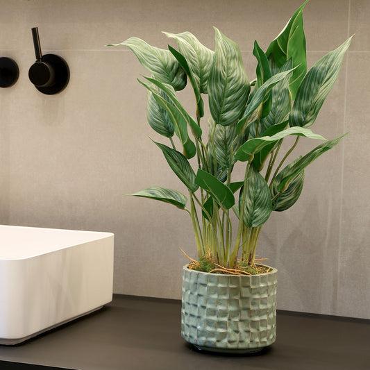 Künstliche Calathea von Lumisa’s Choice in mintgrünem Keramiktopf im Badezimmer.