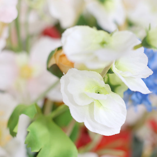 Detailbild einer weißen Blüte vom künstlichen Blumenstrauß Flower Cloud von Lumisa’s Choice in bunten Farben als stilvolle Dekoration.