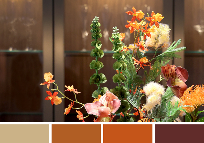 Orangefarbener Blumenstrauss mit Farbkacheln.