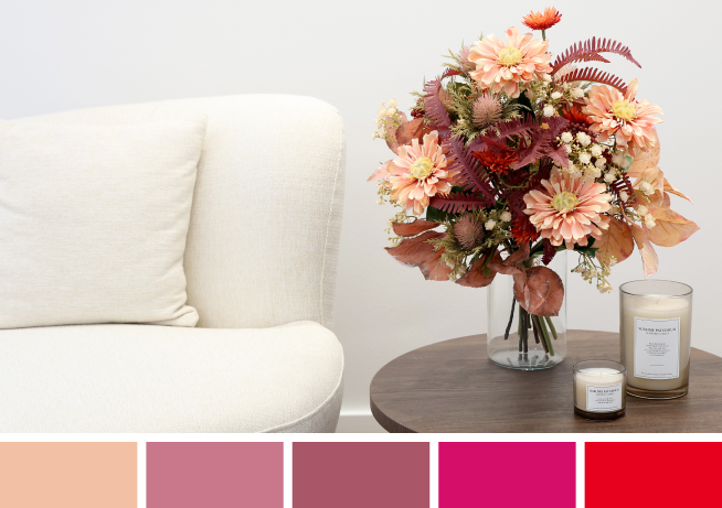 Blumenstrauss in Rosa und Pink auf Beistelltisch mit pinken Farbkacheln.