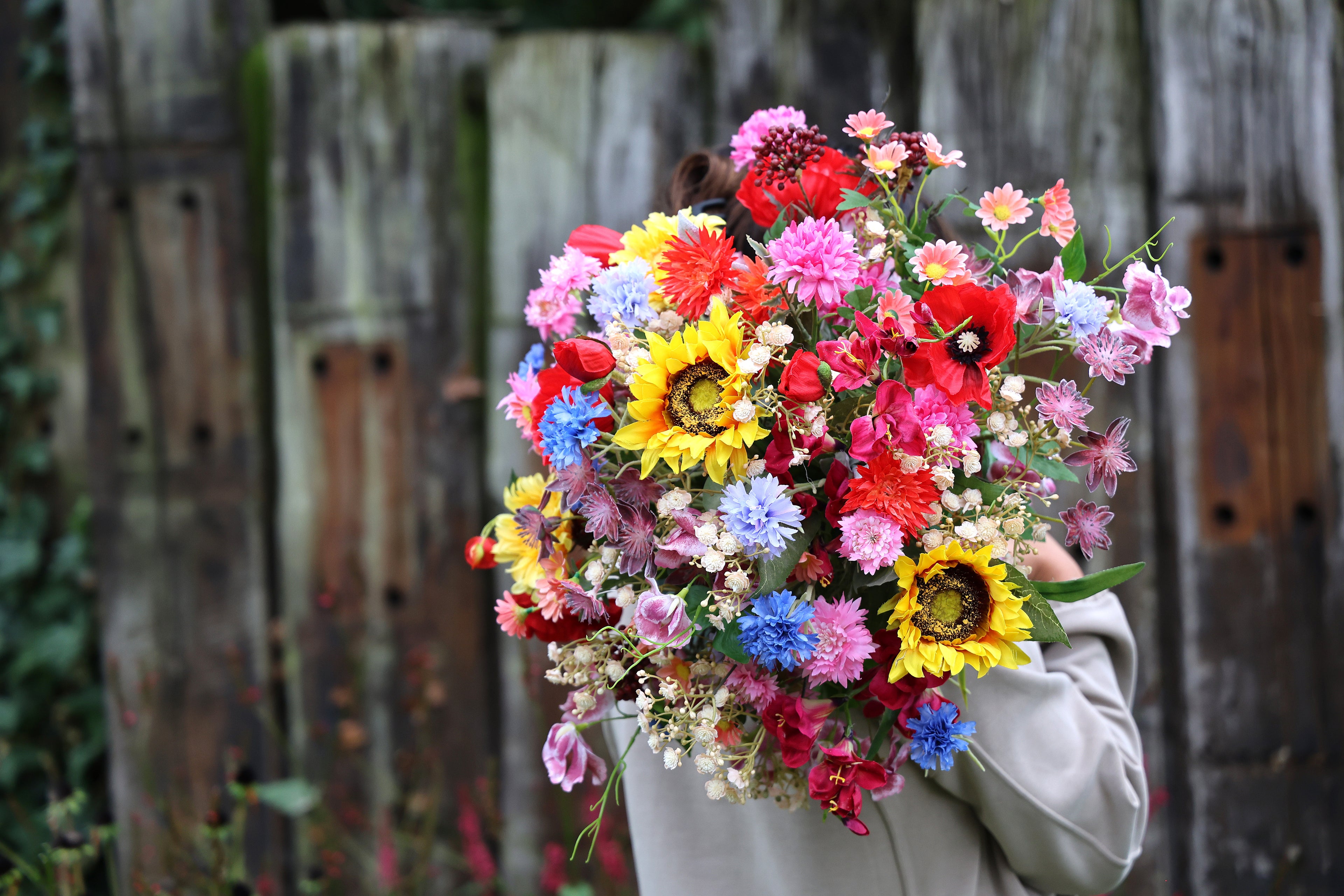 Künstlicher Blumenstrauß Blooming Summer von Lumisa’s Choice in bunten Sommerfarben gehalten von Person in Outdoor.