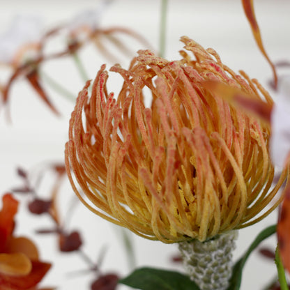 Detailbild einer Blüte vom künstlichen Blumenstrauß African Sunset von Lumisa’s Choice in warmen Farben.