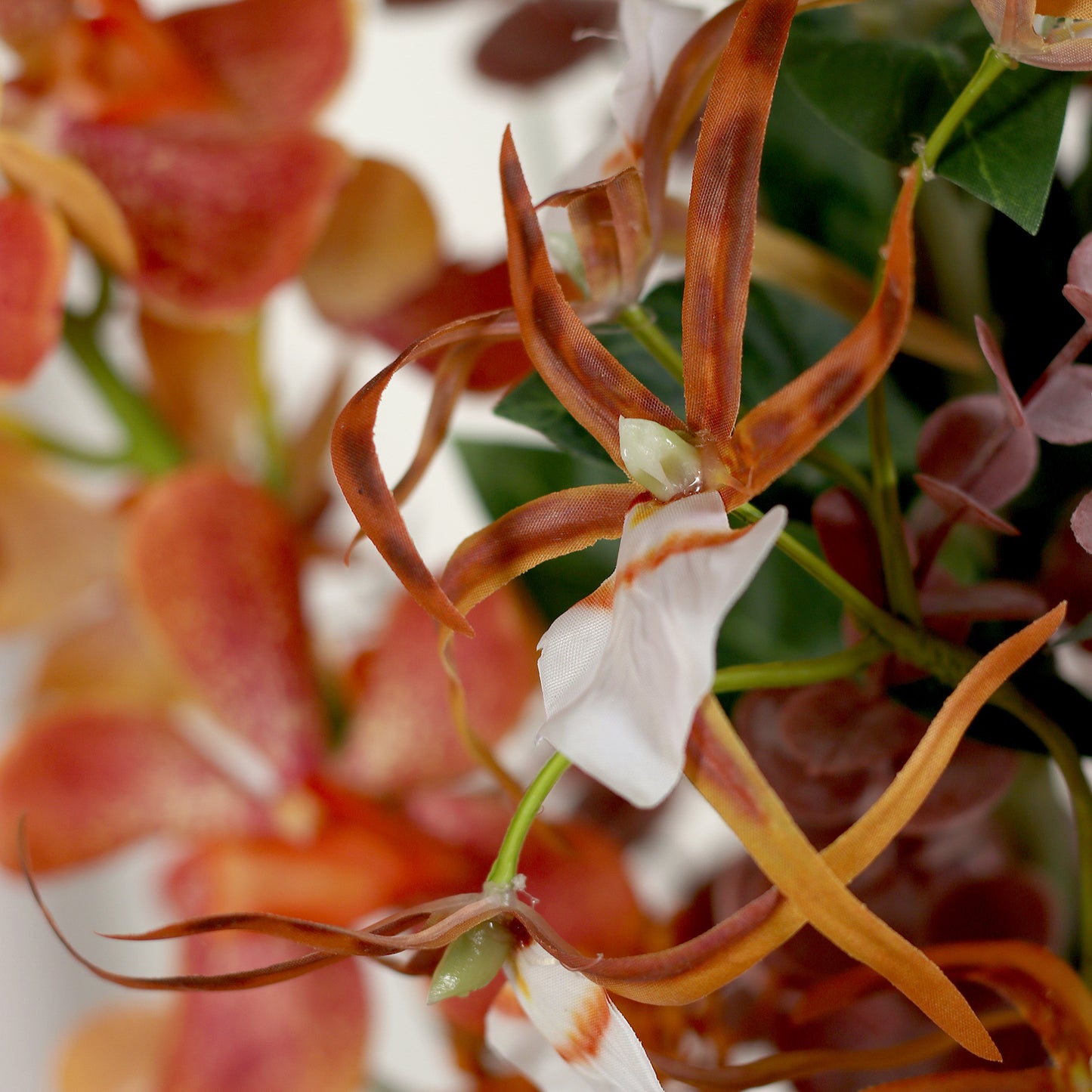 Detailbild einer Blüte vom künstlichen Blumenstrauß African Sunset von Lumisa’s Choice in warmen Farben.