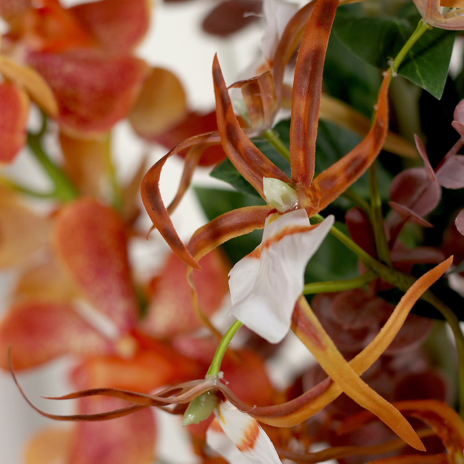 Detailbild einer Blüte vom künstlichen Blumenstrauß African Sunset von Lumisa’s Choice in warmen Farben.