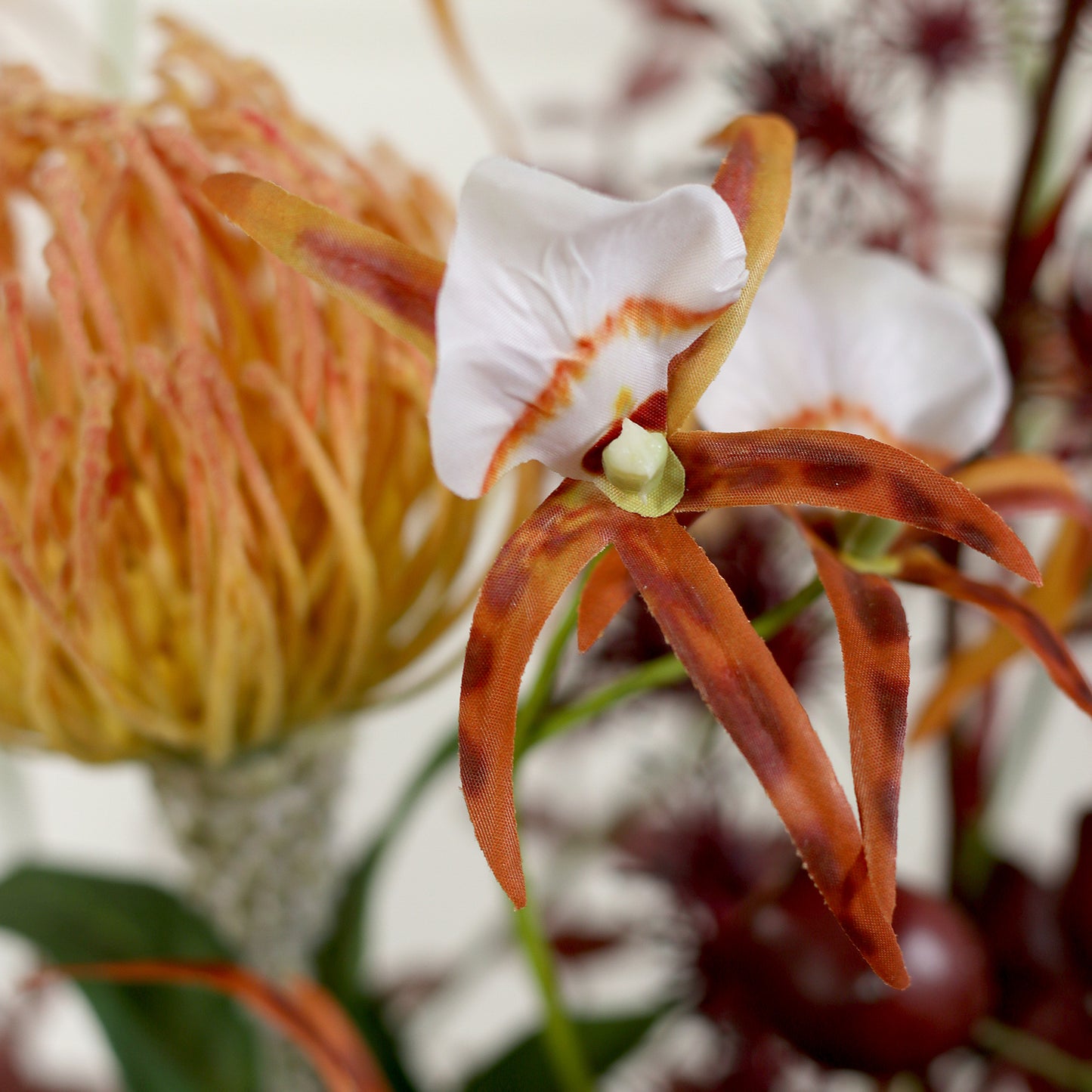 Detailbild einer Blüte vom künstlichen Blumenstrauß African Sunset von Lumisa’s Choice in warmen Farben.