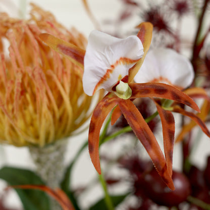 Detailbild einer Blüte vom künstlichen Blumenstrauß African Sunset von Lumisa’s Choice in warmen Farben.