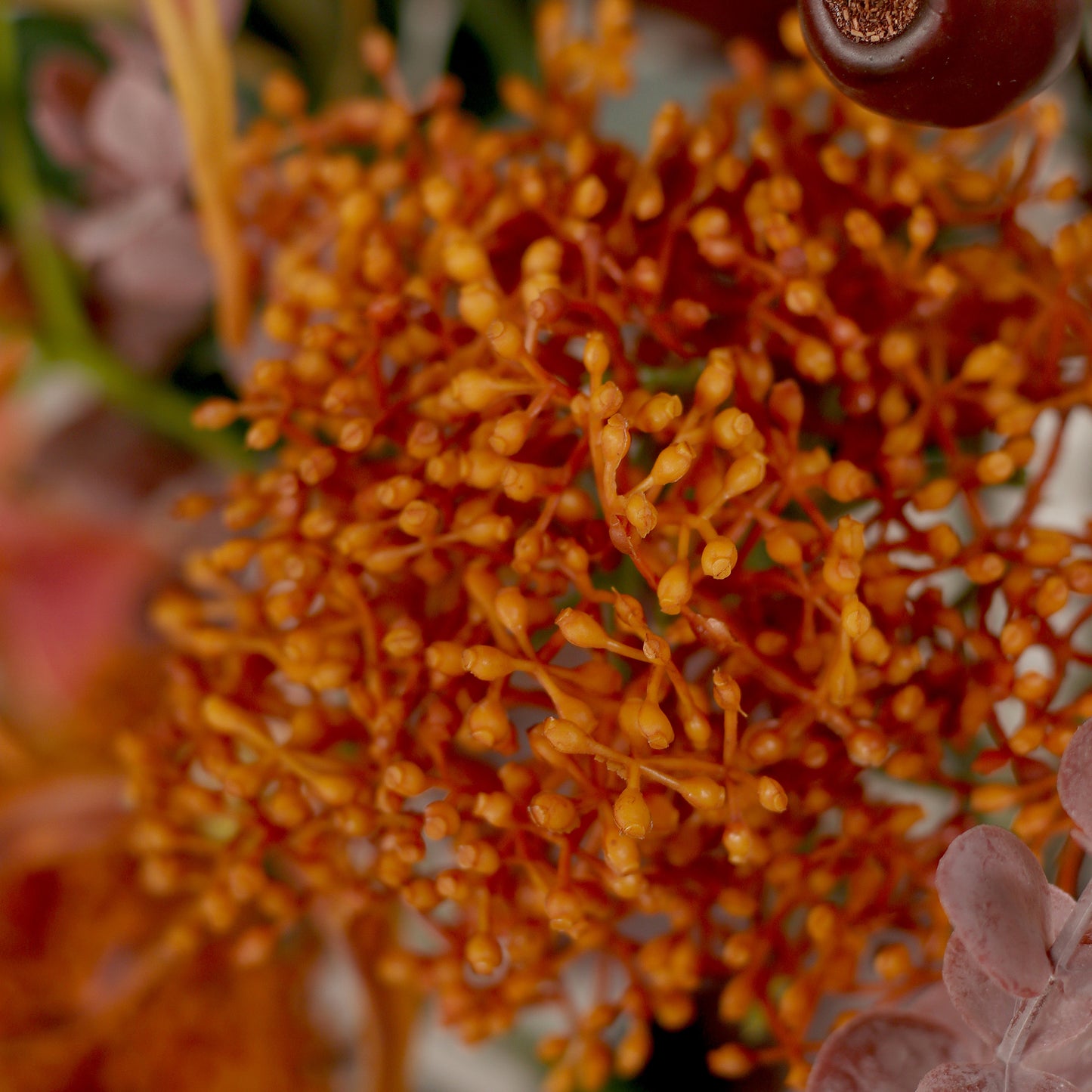 Detailbild einer Blüte vom künstlichen Blumenstrauß African Sunset von Lumisa’s Choice in warmen Farben.