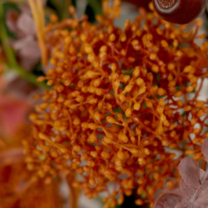 Detailbild einer Blüte vom künstlichen Blumenstrauß African Sunset von Lumisa’s Choice in warmen Farben.