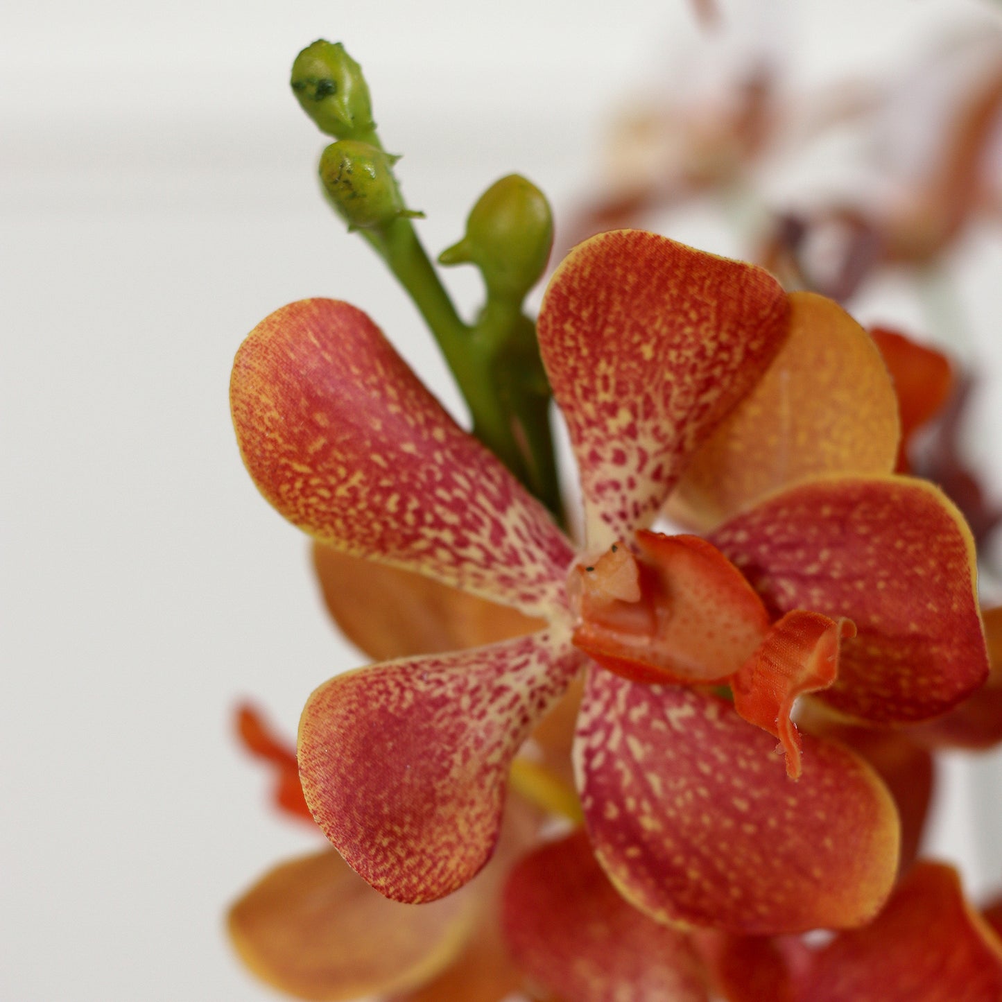 Detailbild einer Blüte vom künstlichen Blumenstrauß African Sunset von Lumisa’s Choice in warmen Farben.