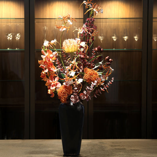 Künstlicher Blumenstrauß African Sunset von Lumisa’s Choice in warmen Farben in schwarzer Vase als stilvolle Dekoration im edlen Interior.