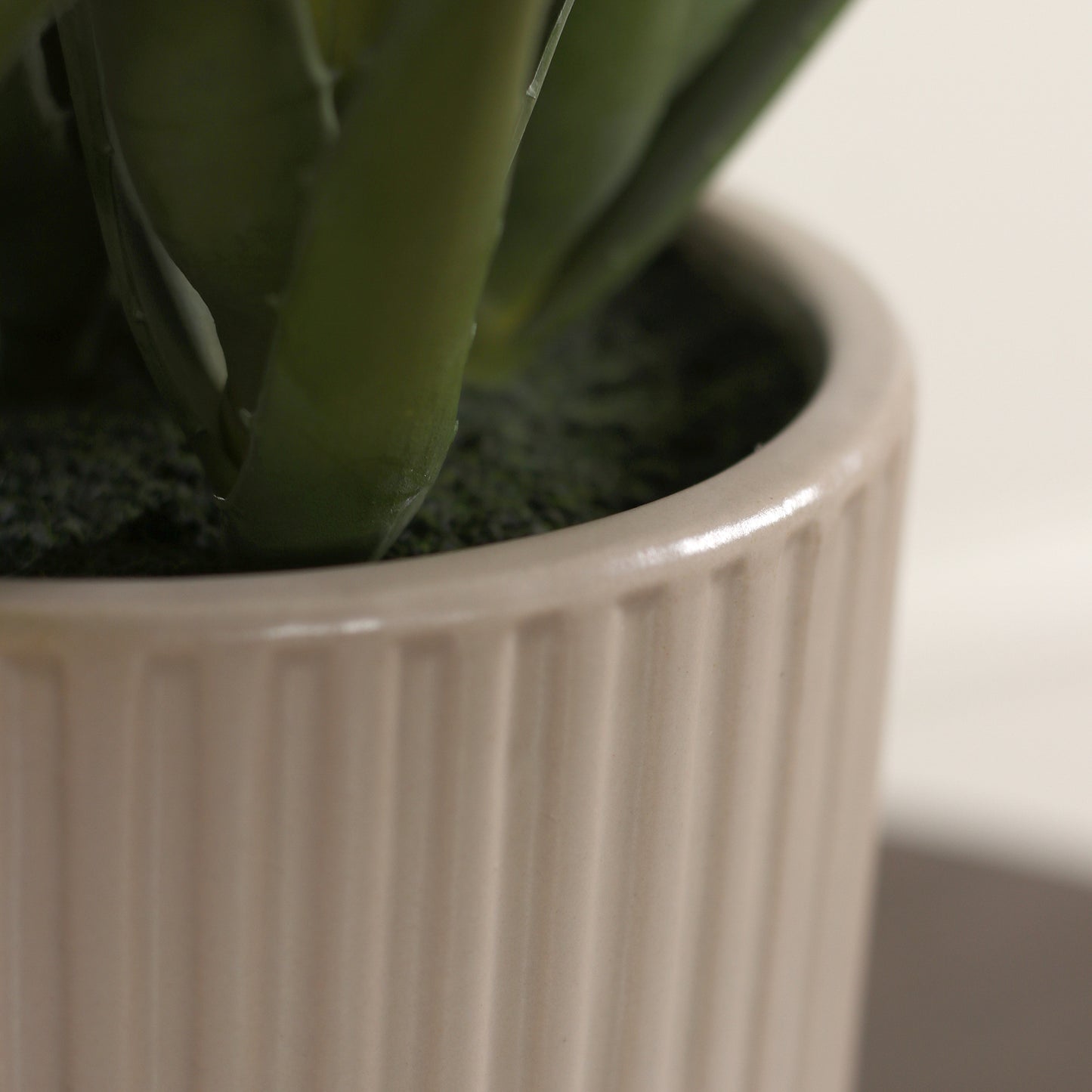 Detailbild vom beigem Keramiktopf von künstlicher Grünpflanze Aloe von Lumisa’s Choice.