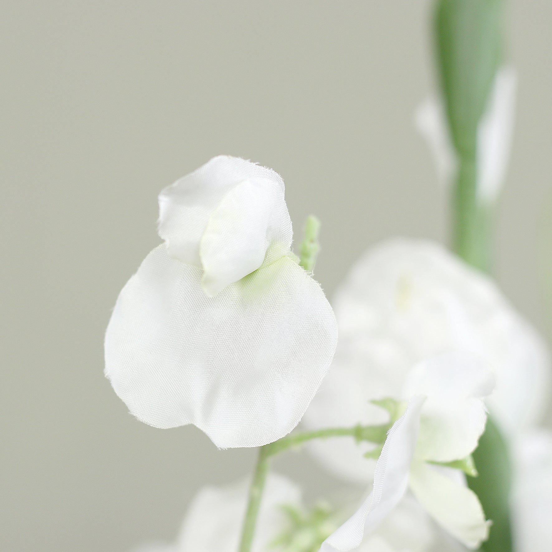 Detailbild einer weißen Blüte vom künstlichen Blumenstrauß Aphrodite’s Garden von Lumisa’s Choice in eleganter Vase.