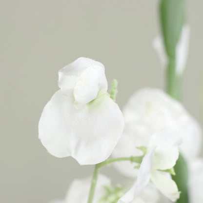 Detailbild einer weißen Blüte vom künstlichen Blumenstrauß Aphrodite’s Garden von Lumisa’s Choice in eleganter Vase.