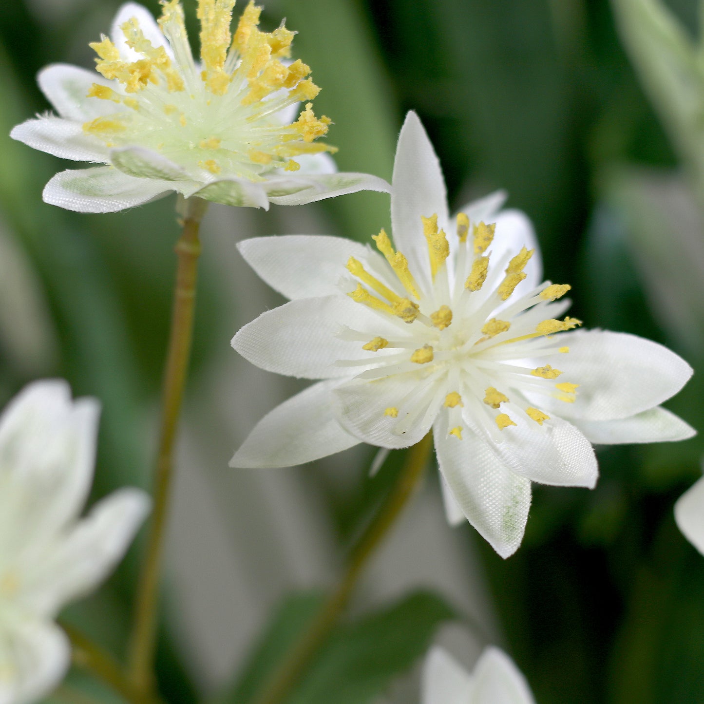 Detailbild von weißen Blüten vom künstlichen Blumenstrauß Aphrodite’s Garden von Lumisa’s Choice in eleganter Vase.