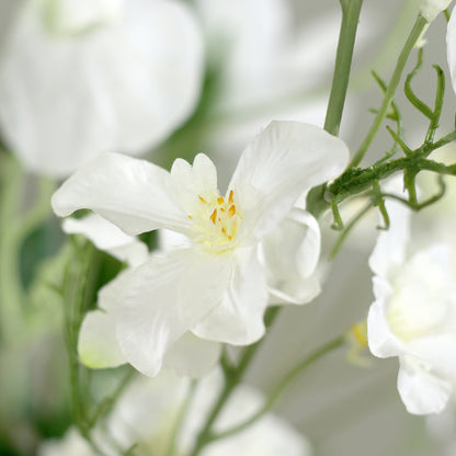 Detailbild einer weißen Blüte vom künstlichen Blumenstrauß Aphrodite’s Garden von Lumisa’s Choice in eleganter Vase.