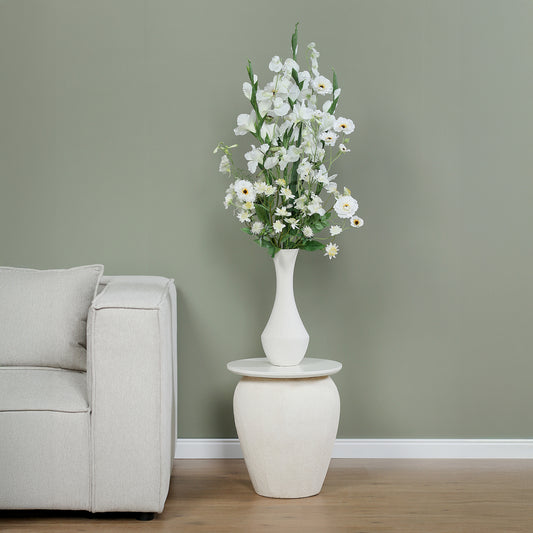 Künstlicher Blumenstrauß Aphrodite’s Garden von Lumisa’s Choice mit weißen Blüten in eleganter Vase auf Beistelltisch neben hellem Sofa