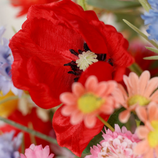 Detailbild einer roten Blüte vom künstlichen Blumenstrauß Blooming Summer von Lumisa’s Choice in bunten Sommerfarben.
