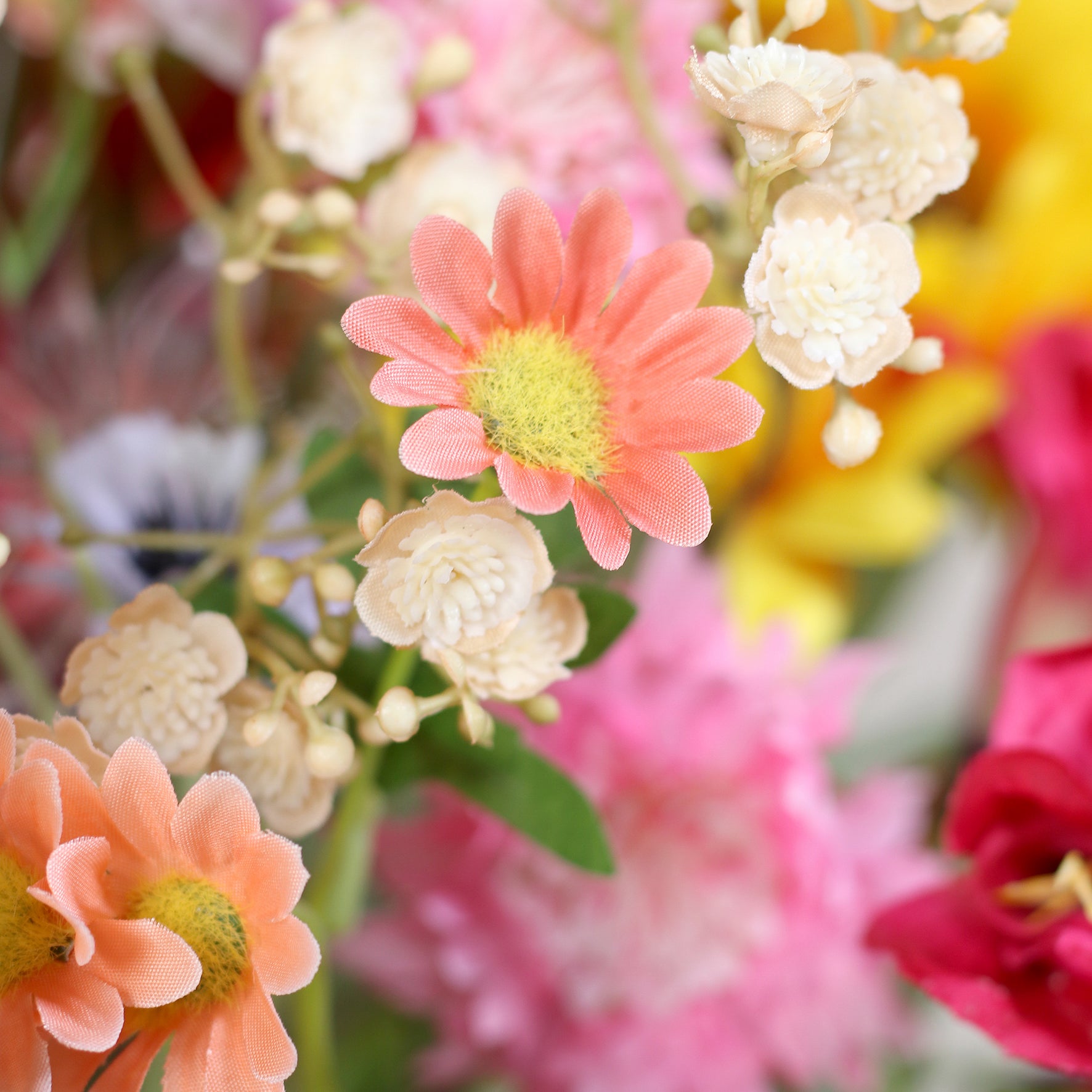 Detailbild einer rosafarbenen Blüte vom künstlichen Blumenstrauß Blooming Summer von Lumisa’s Choice in bunten Sommerfarben.