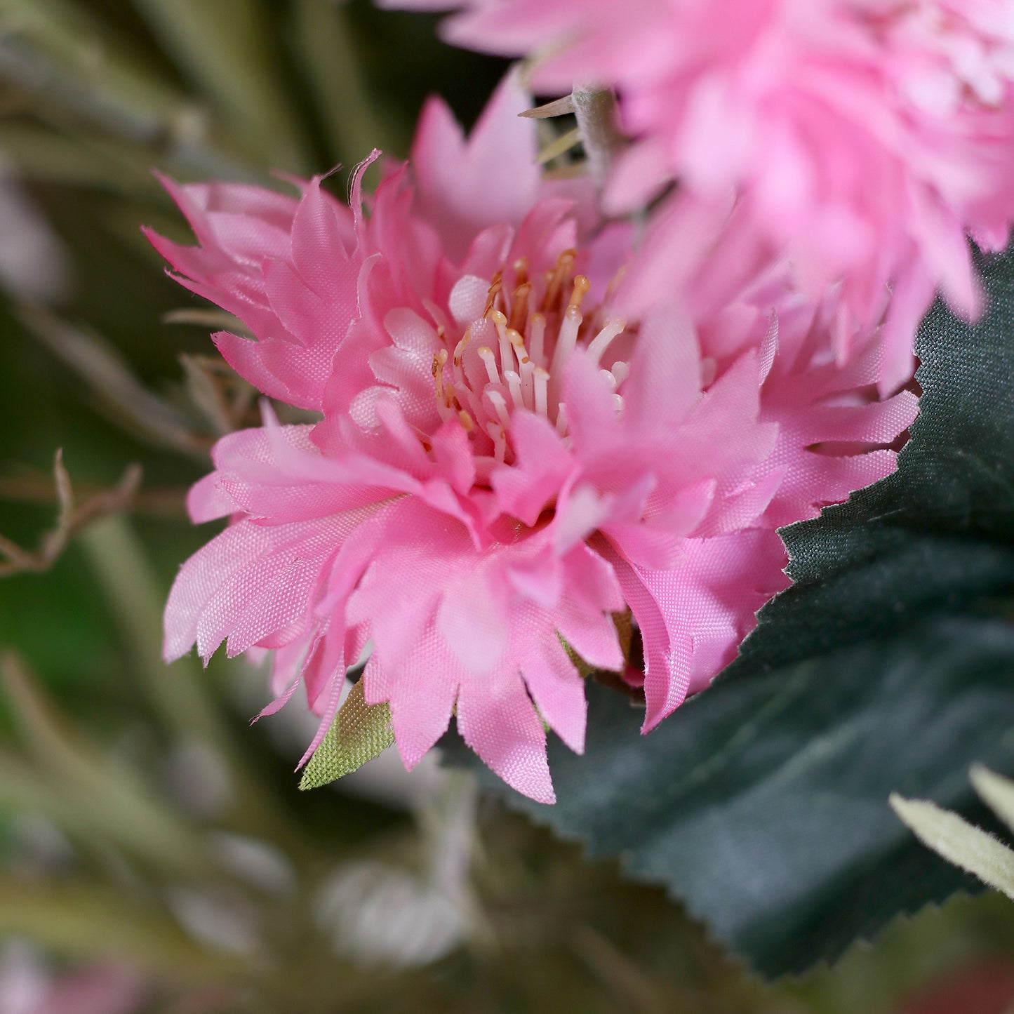 Detailbild einer pinken Blüte vom künstlichen Blumenstrauß Blooming Summer von Lumisa’s Choice in bunten Sommerfarben.