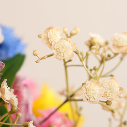 Detailbild einer hellen Blüte vom künstlichen Blumenstrauß Blooming Summer von Lumisa’s Choice in bunten Sommerfarben.