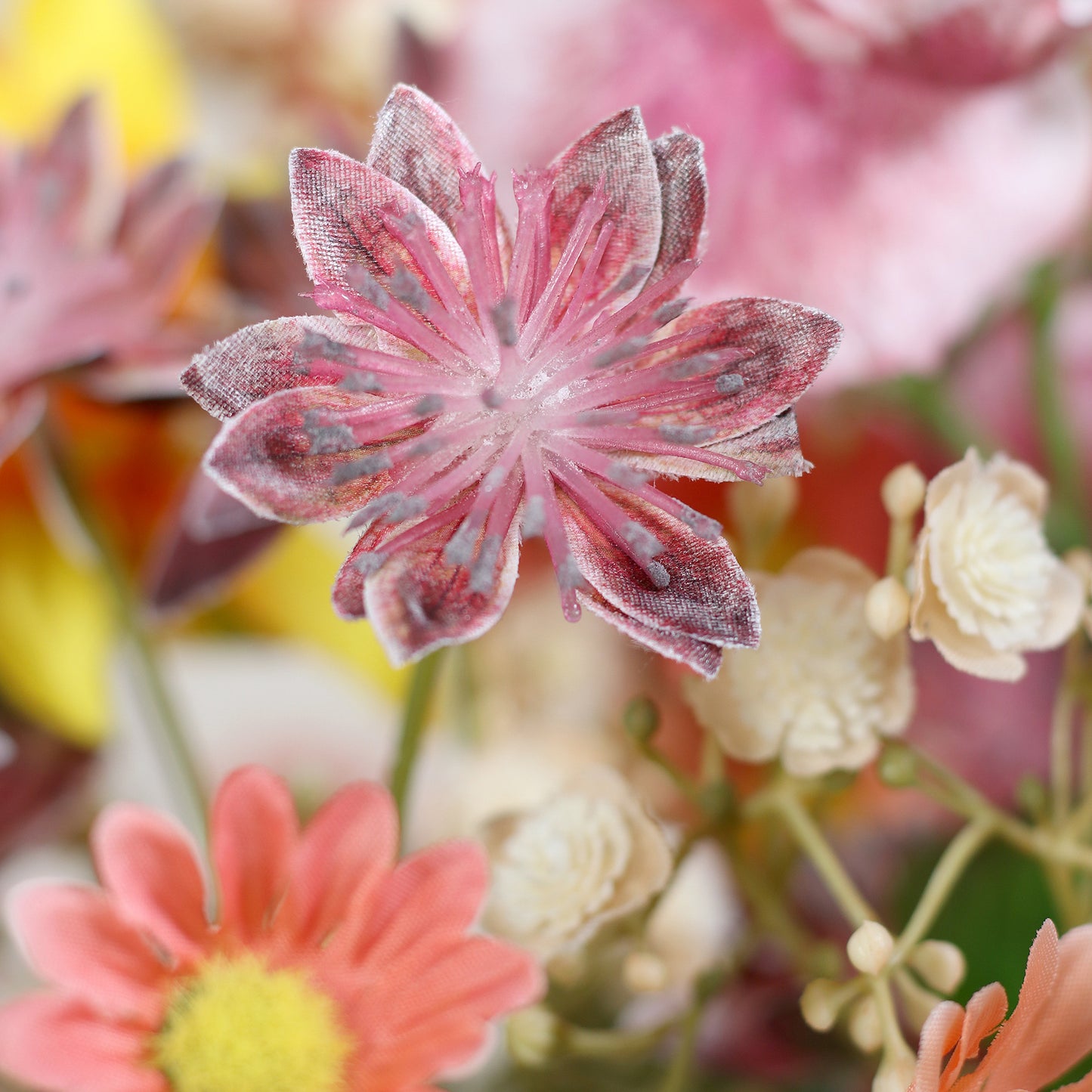 Detailbild einer pinken Blüte vom künstlichen Blumenstrauß Blooming Summer von Lumisa’s Choice in bunten Sommerfarben.