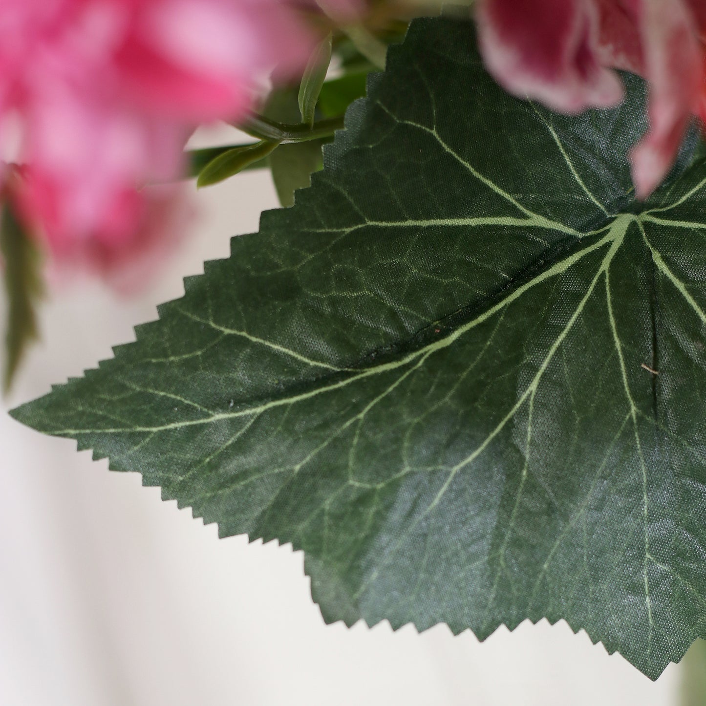 Detailbild eines grünen Blatts vom künstlichen Blumenstrauß Blooming Summer von Lumisa’s Choice in bunten Sommerfarben.