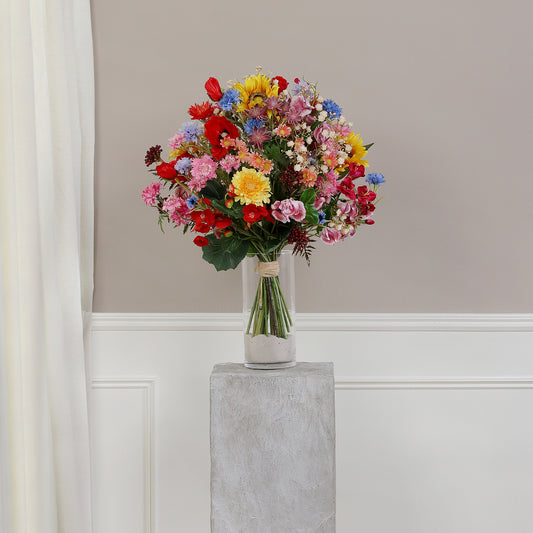 Künstlicher Blumenstrauß Blooming Summer von Lumisa’s Choice in bunten Sommerfarben als fröhliche Dekoration vor heller Wand.