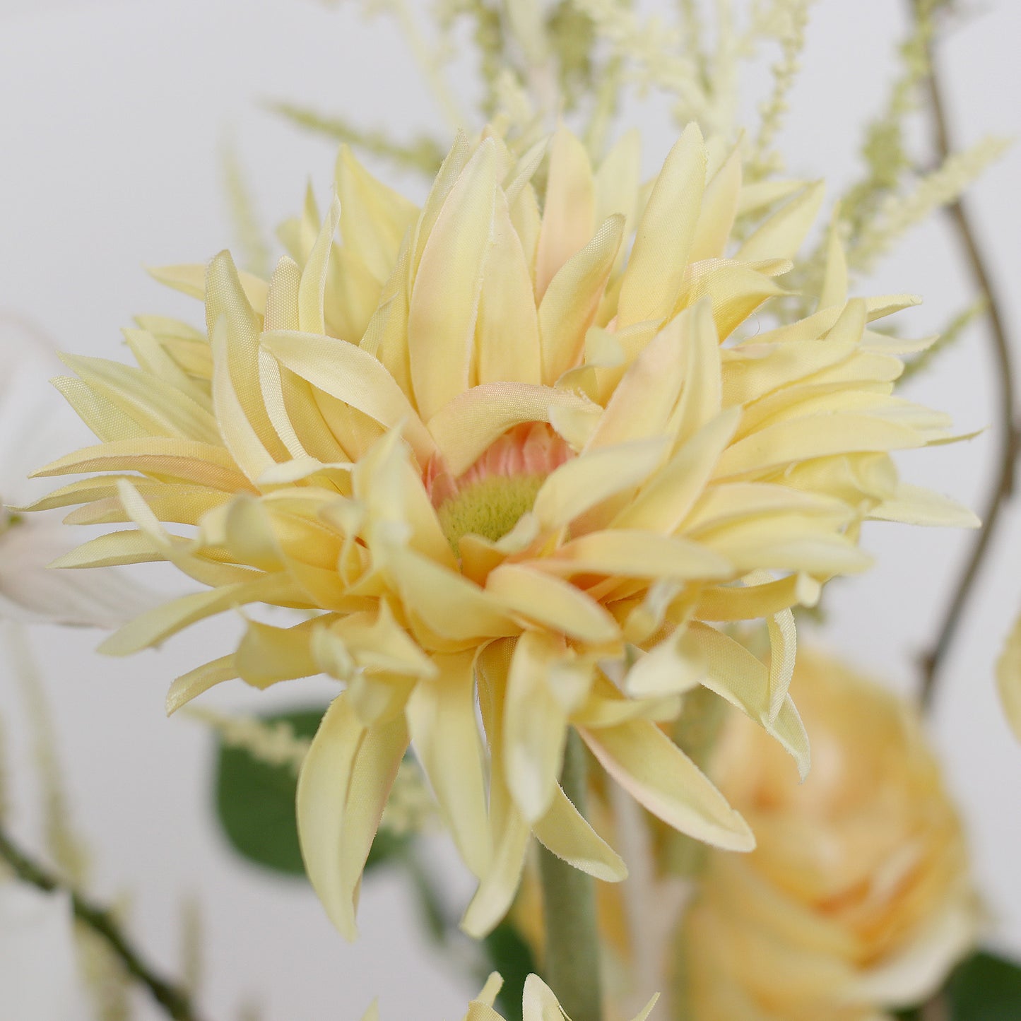 Detailbild einer gelben Blüte vom künstlichen Blumenstrauß Buttercup von Lumisa’s Choice.