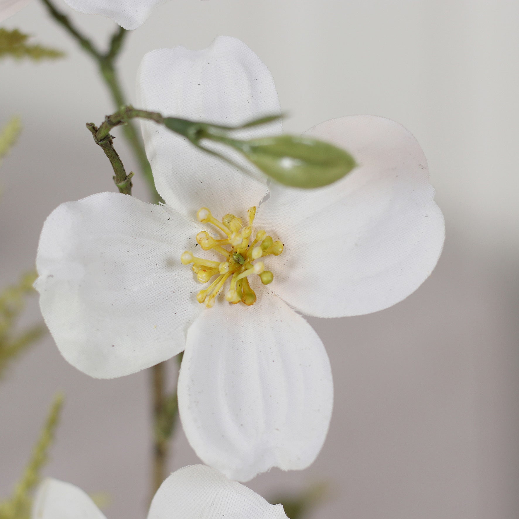 Detailbild einer weißen Blüte vom künstlichen Blumenstrauß Buttercup von Lumisa’s Choice.