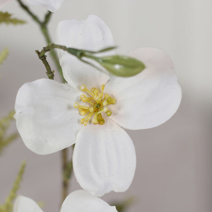 Detailbild einer weißen Blüte vom künstlichen Blumenstrauß Buttercup von Lumisa’s Choice.