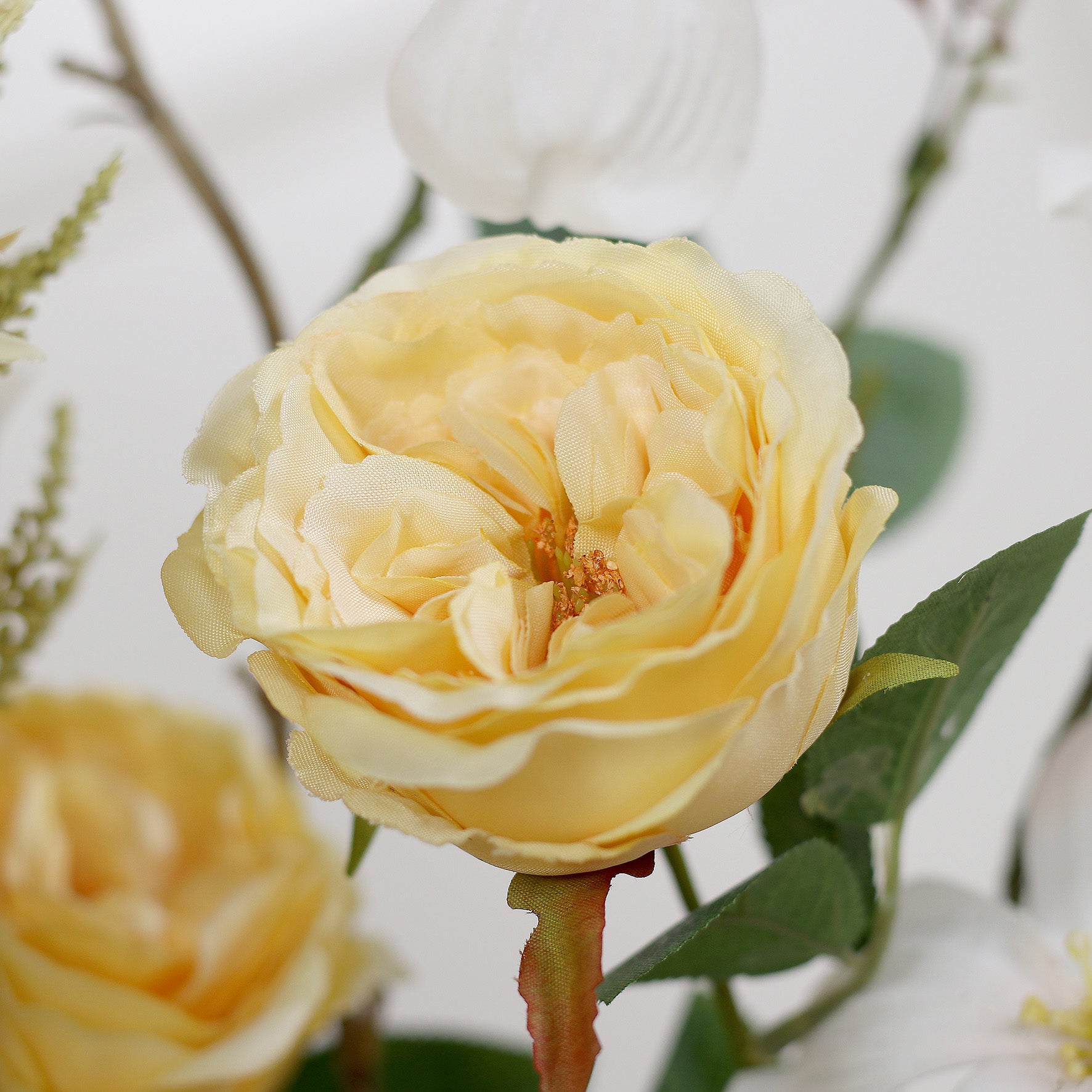 Detailbild einer gelben Blüte vom künstlichen Blumenstrauß Buttercup von Lumisa’s Choice.