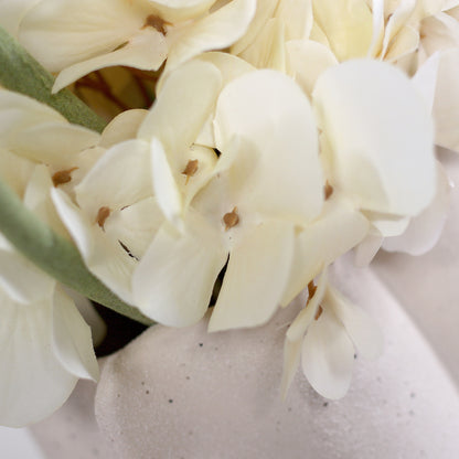 Detailbild von weißen Blüten vom künstlichen Blumenstrauß Buttercup von Lumisa’s Choice.