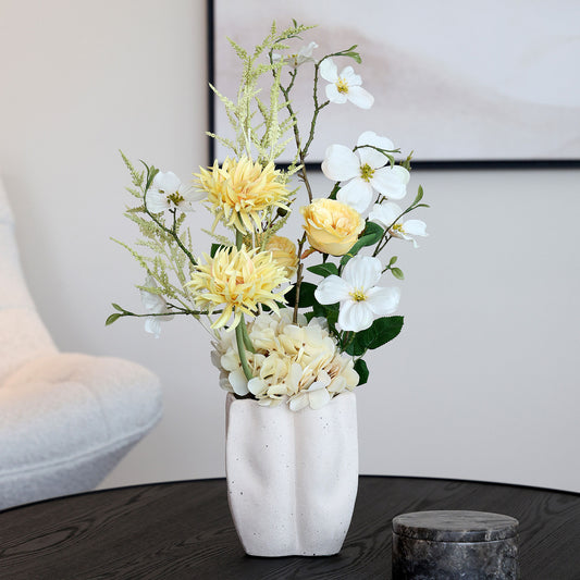 Künstlicher Blumenstrauß Buttercup von Lumisa’s Choice in Gelb und Weiß in cremefarbener Vase auf schwarzem Beistelltisch im modernen Wohnzimmer.