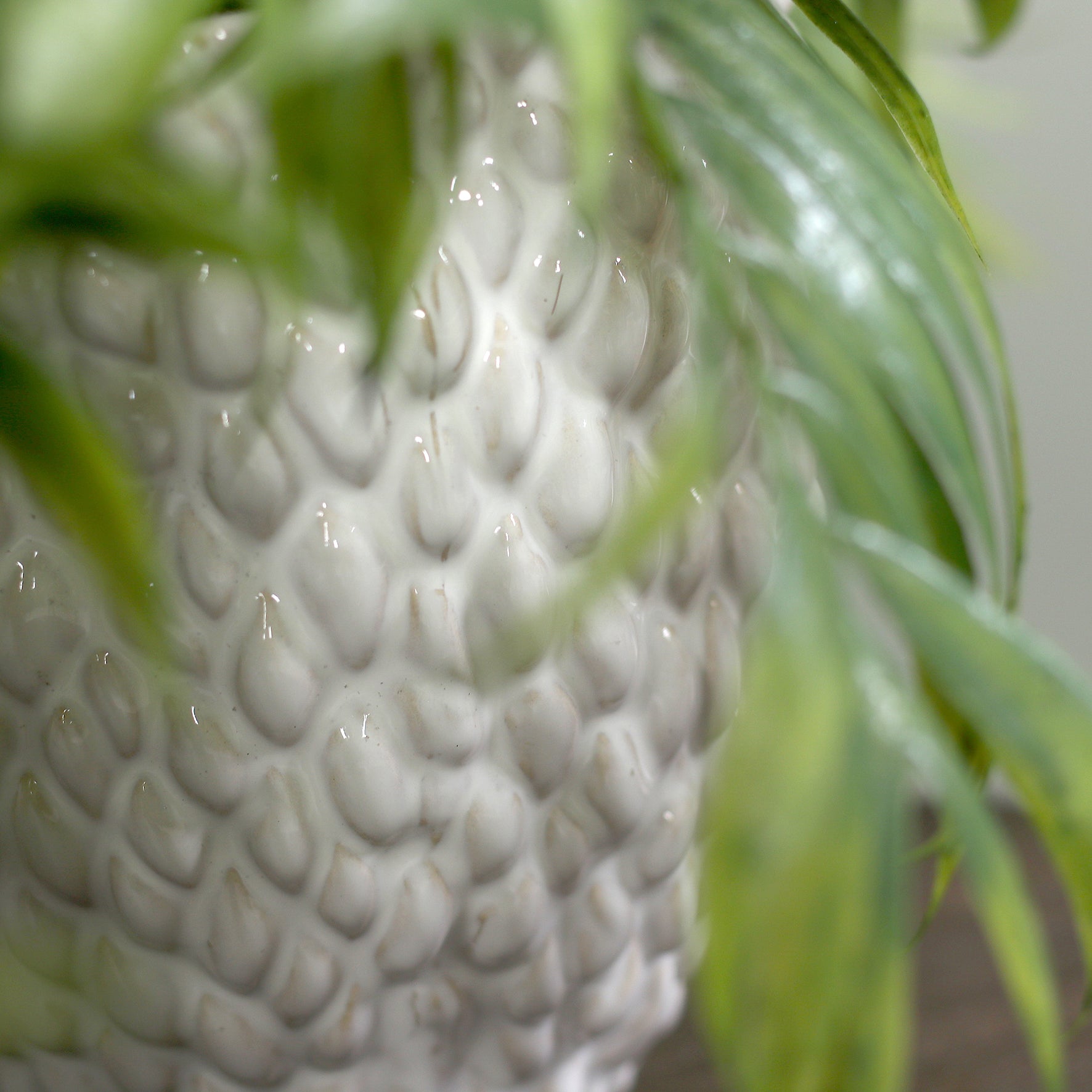 Detailbild vom künstlichen Chico-Pflanzen Set in weißen Keramiktöpfen Lumisa’s Choice.