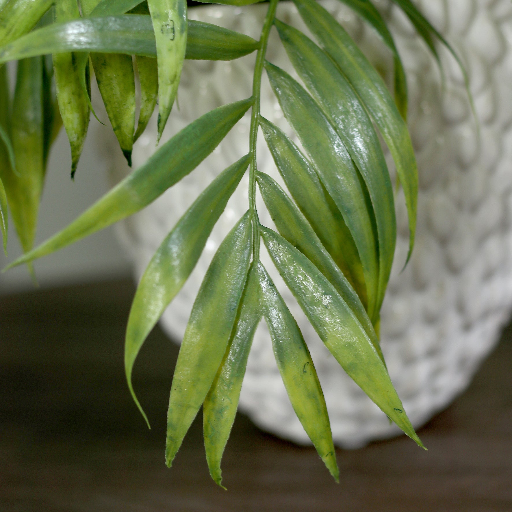 Detailbild vom künstlichen Chico-Pflanzen Set in weißen Keramiktöpfen Lumisa’s Choice.