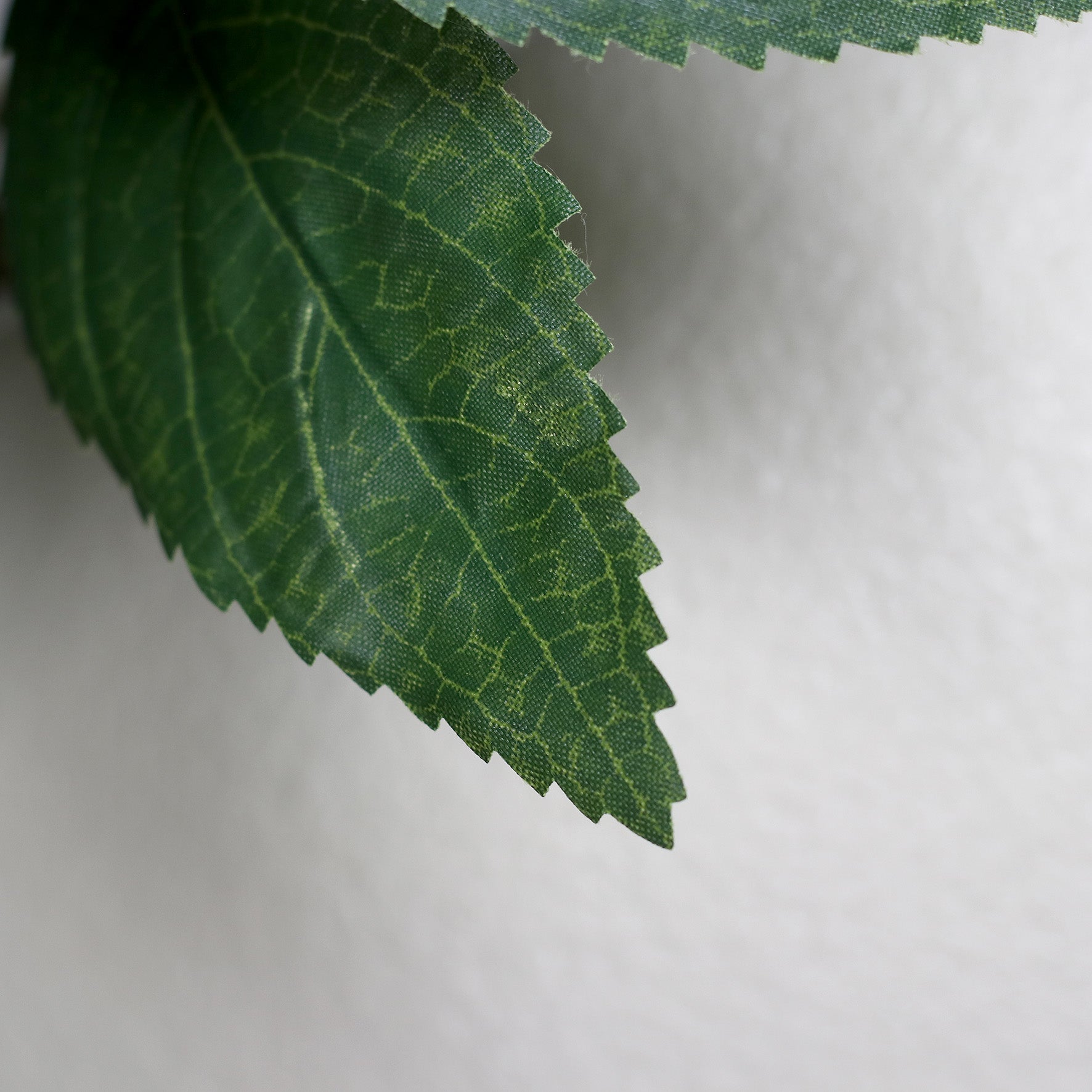 künstliche hortensie blau detail weißer topf