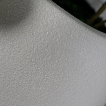 Detailaufnahme künstliche hortensie blau mit weißen topf