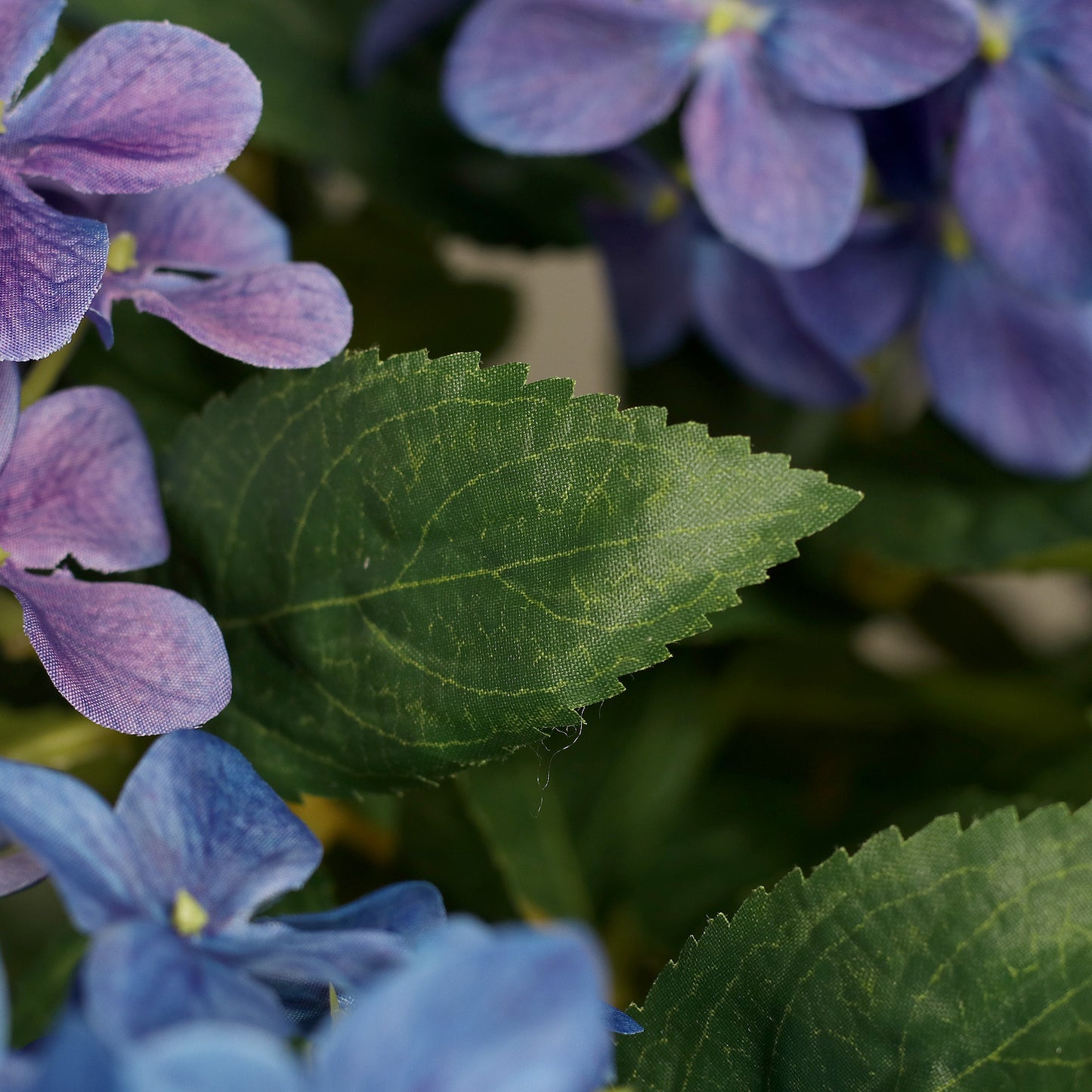 künstliche hortensie blau detail blüten und blätter