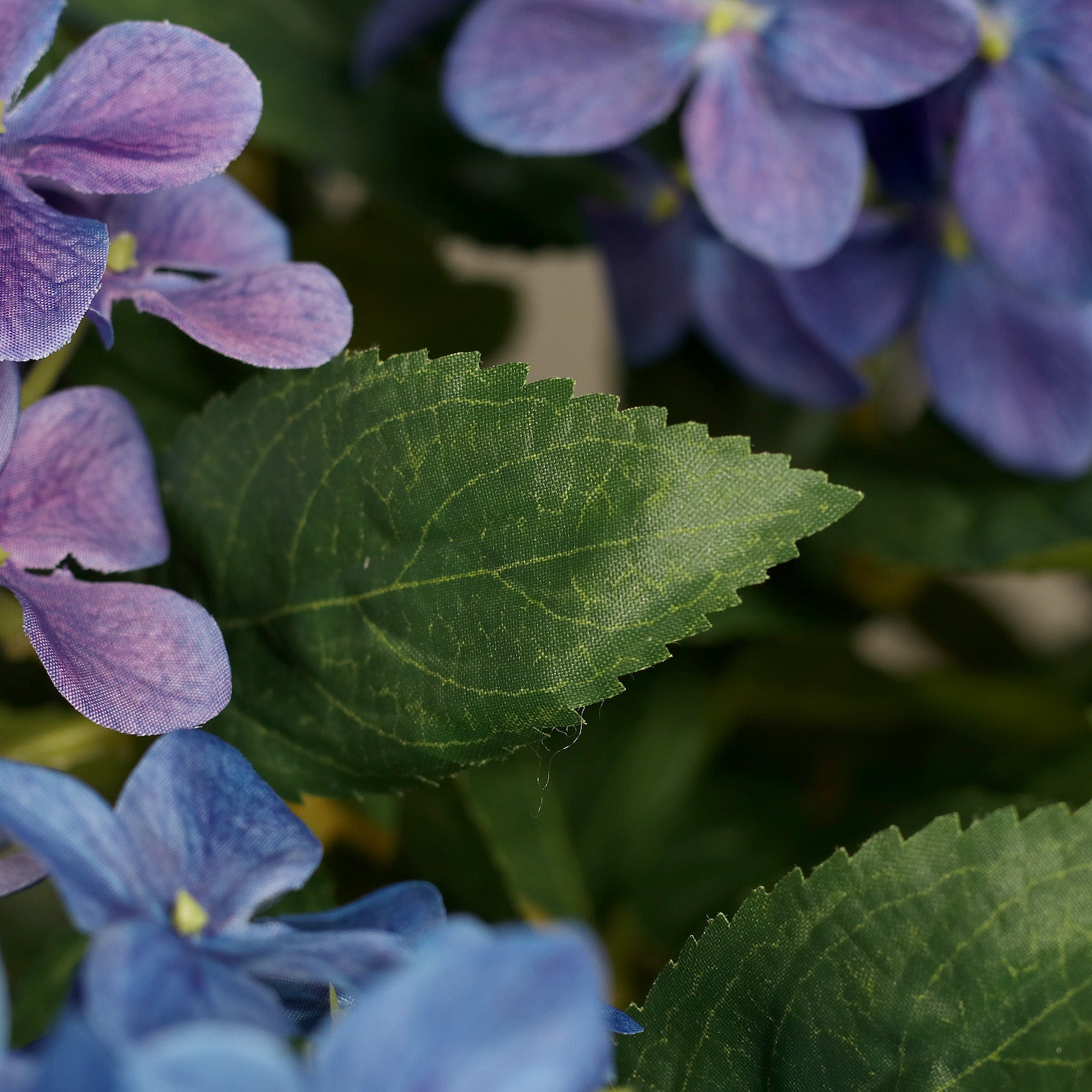 künstliche hortensie blau detail blüten und blätter