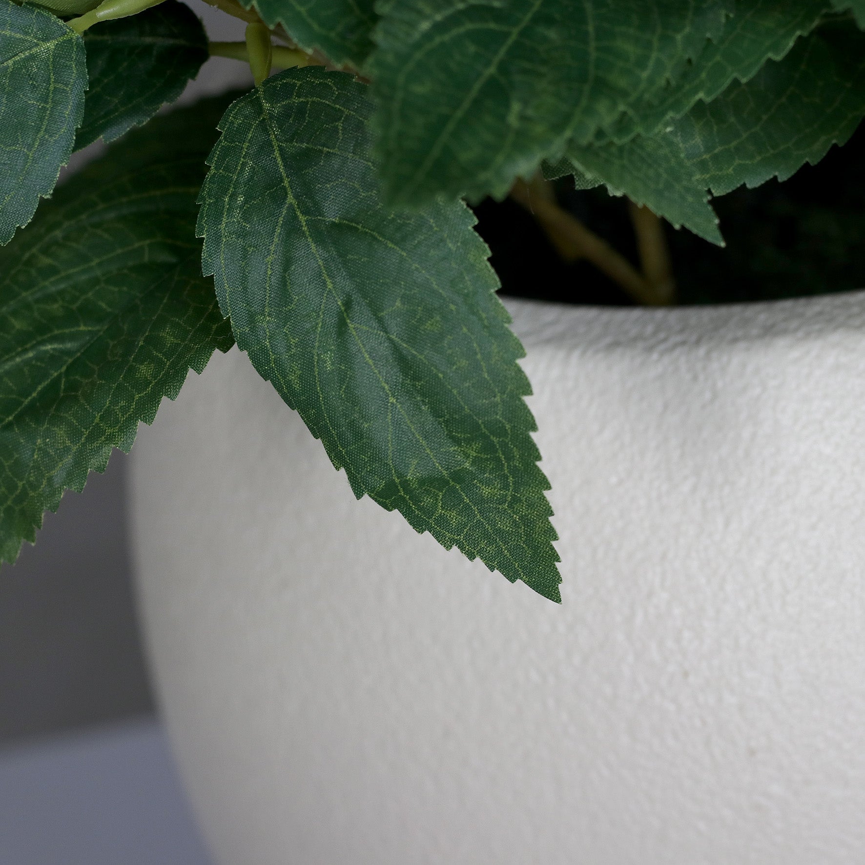 Detailbild künstliche hortensie weiß detail blätter mit topf
