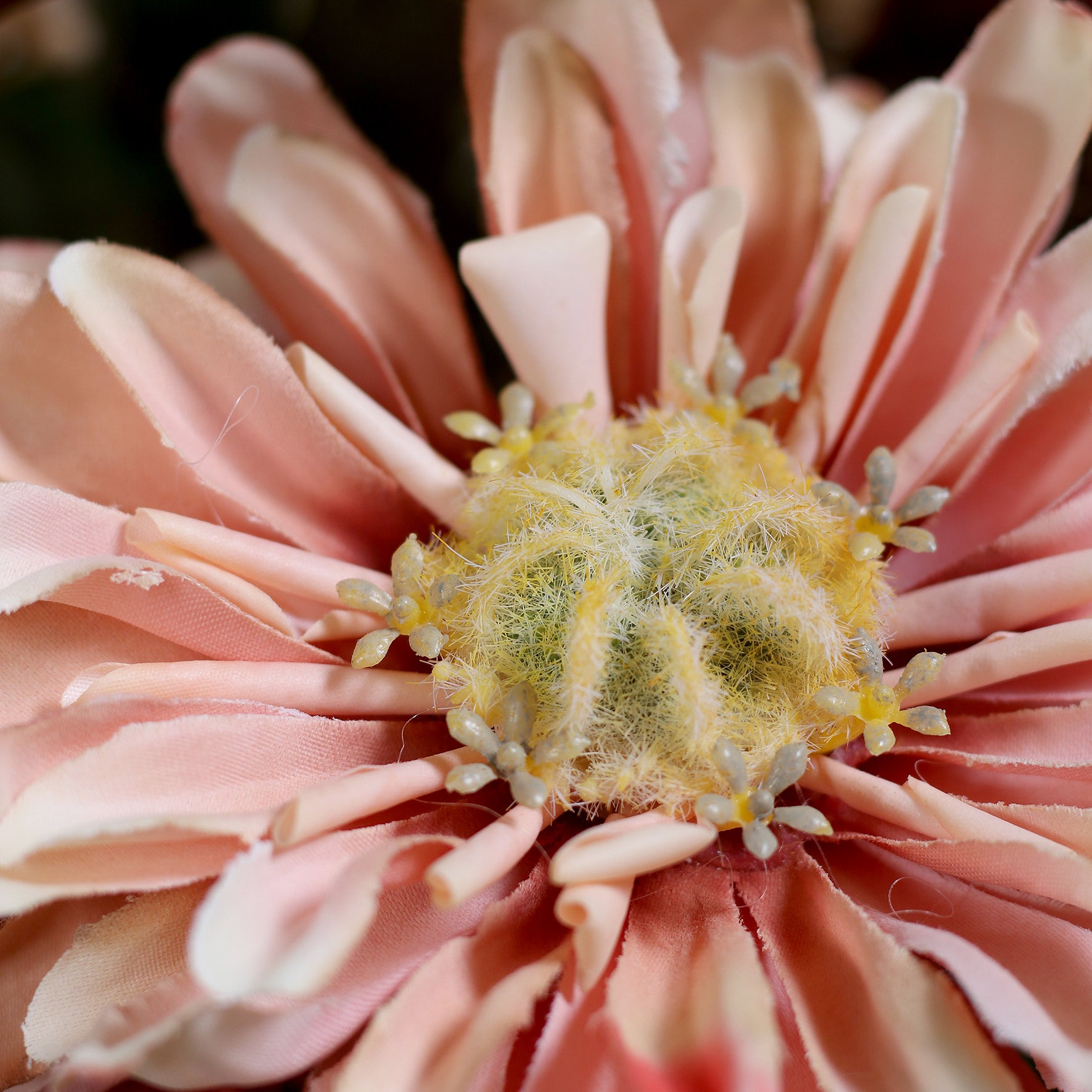 Detailbild einer rosa Blüte vom künstlichen Blumenstrauß Cozy Fall von Lumisa’s Choice in warmen Herbstfarben.