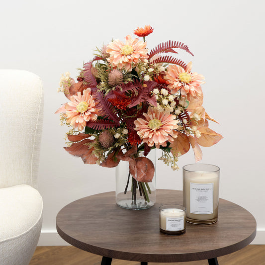 Künstlicher Blumenstrauß Cozy Fall von Lumisa’s Choice in warmen Herbstfarben als dekoratives Arrangement auf braunem Beistelltisch.