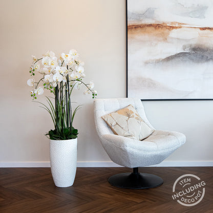 Künstliche Elegance Orchidee groß mit weißem Topf im Wohnzimmer Interior