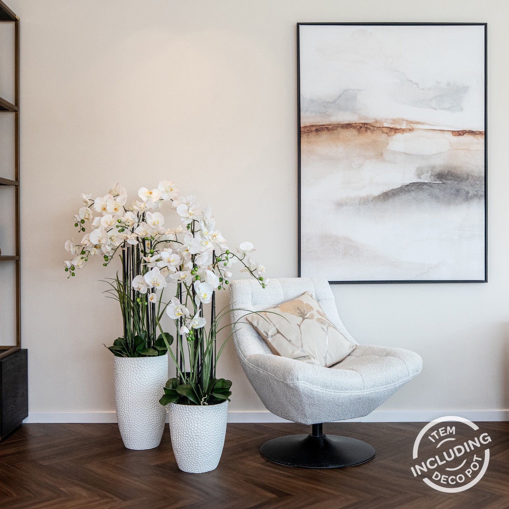 Künstliche Elegance Orchidee Gruppenbild mit weißem Topf im Wohnzimmer Interior
