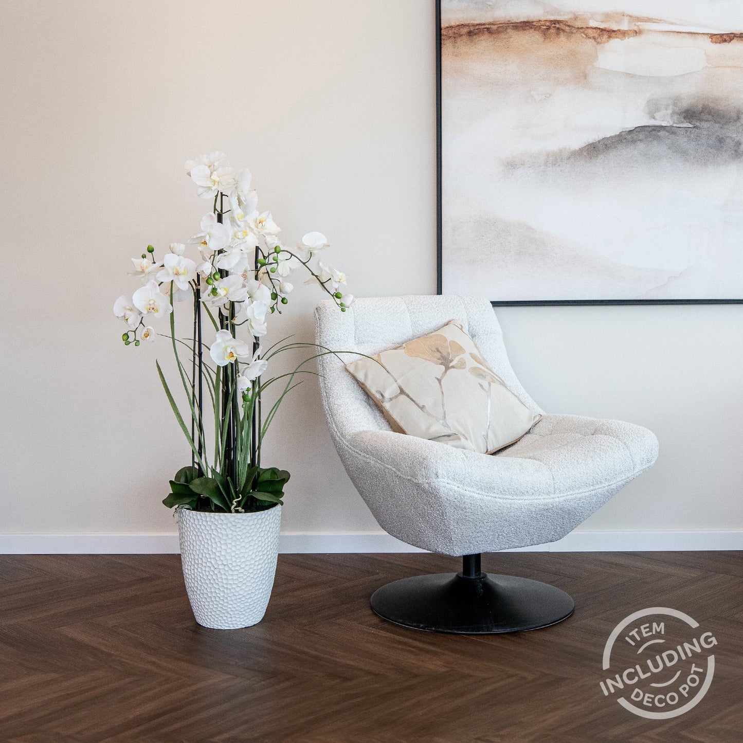 Künstliche Elegance Orchidee klein mit weißem Topf im Wohnzimmer Interior