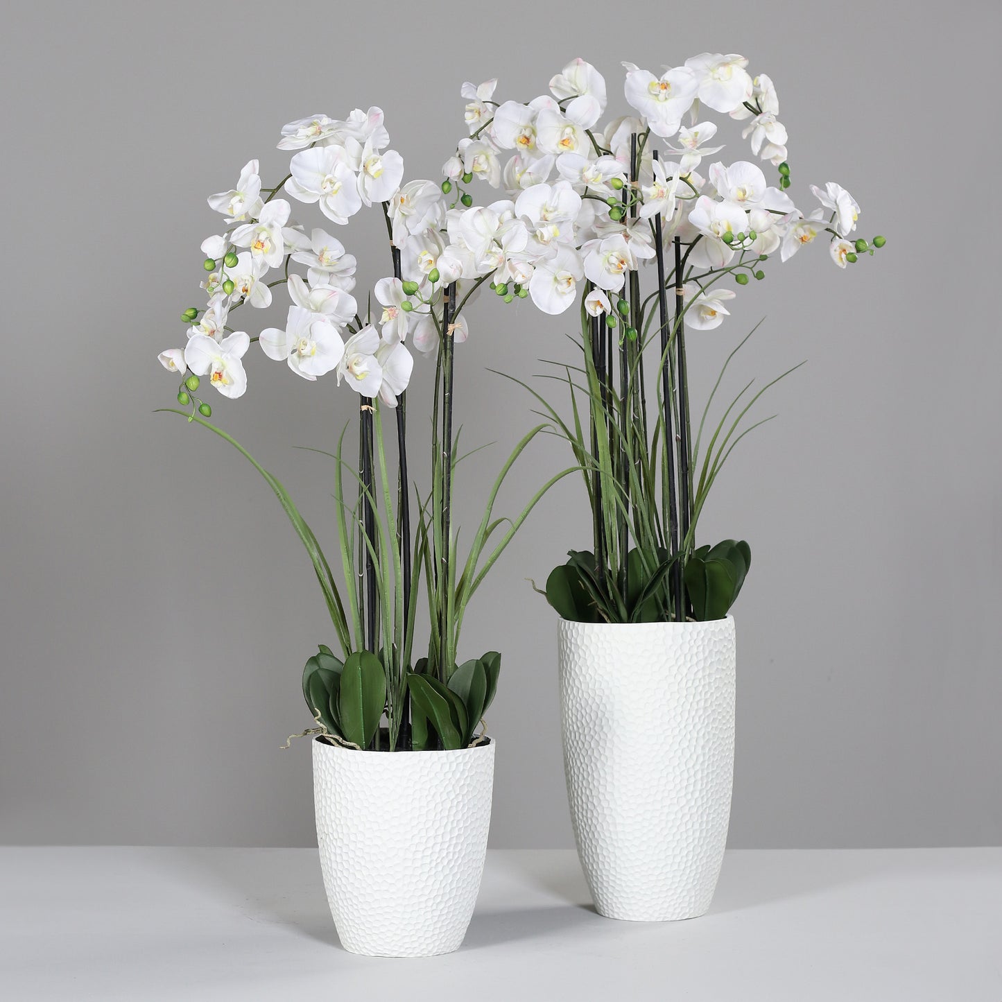 Künstliche Elegance Orchidee Gruppenbild mit weißem Topf