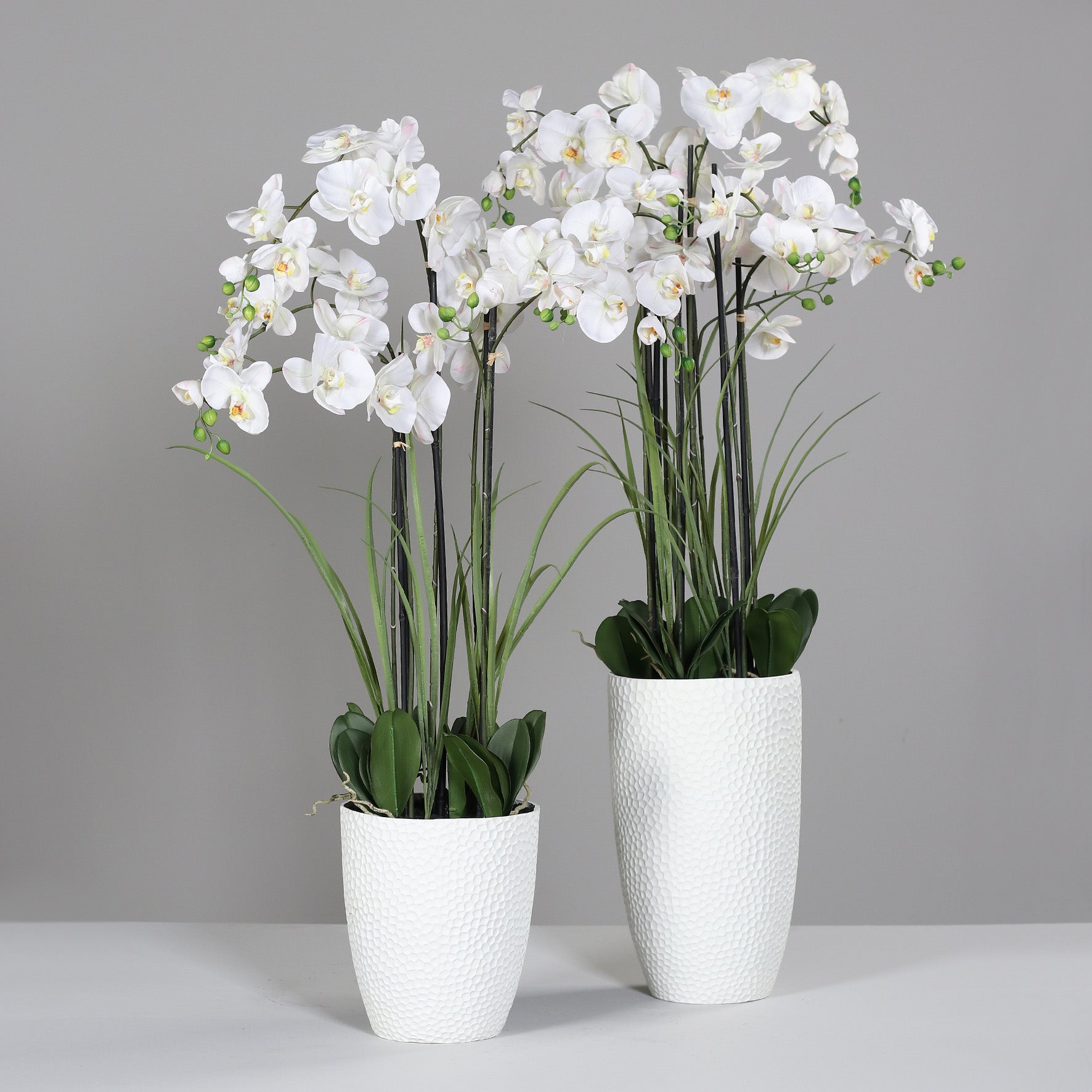 Künstliche Elegance Orchidee Gruppenbild mit weißem Topf