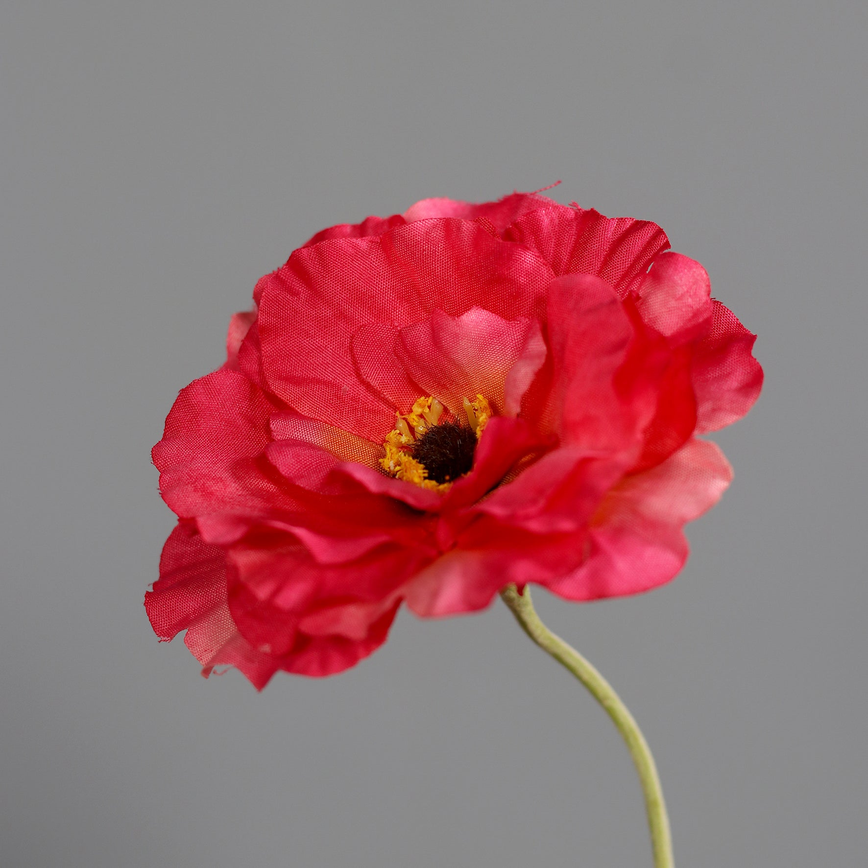 Detailbild einer roten Blüte vom künstlichen Blumenstrauß Endless Summer von Lumisa’s Choice in leuchtenden Sommerfarben.