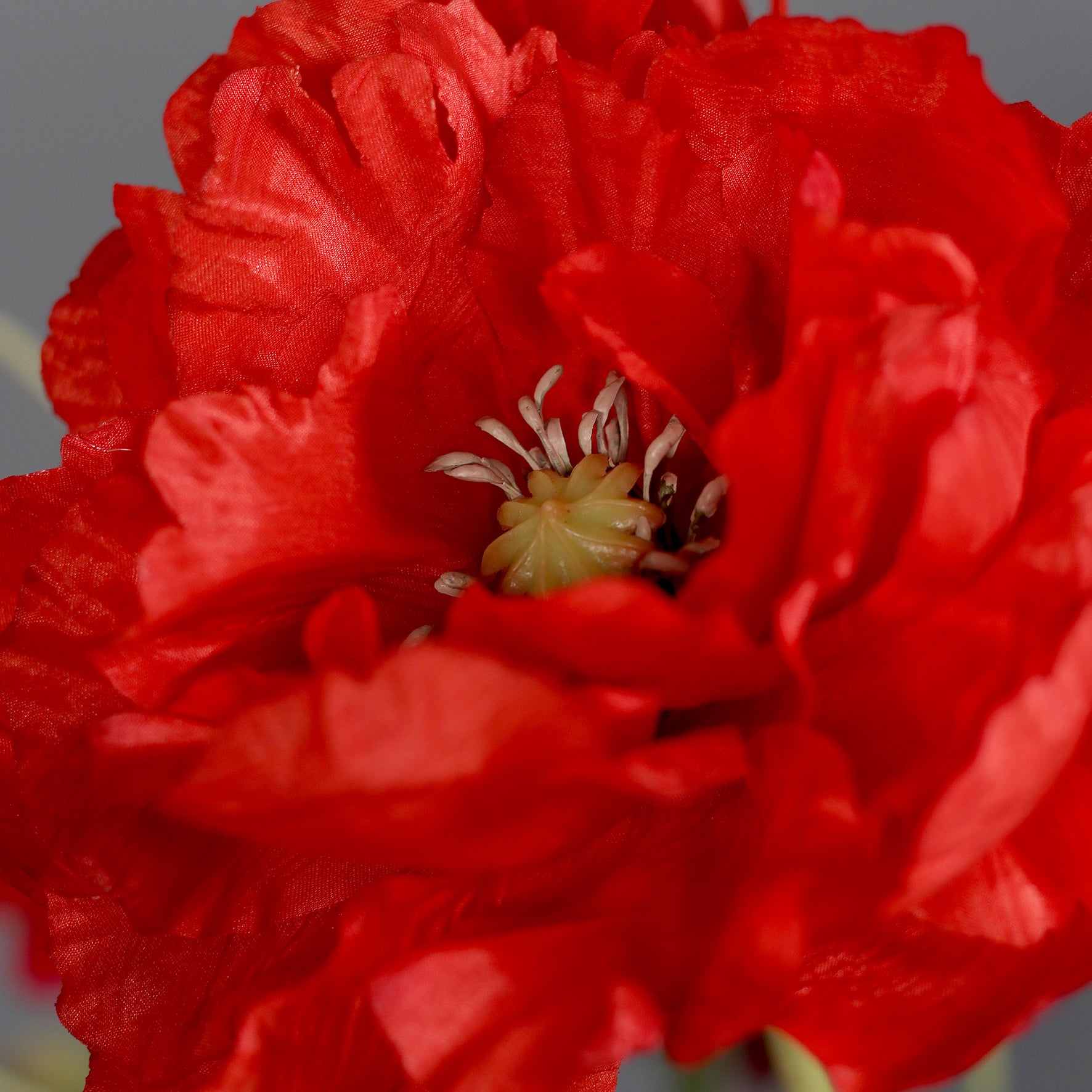 Detailbild einer roten Blüte vom künstlichen Blumenstrauß Endless Summer von Lumisa’s Choice in leuchtenden Sommerfarben.